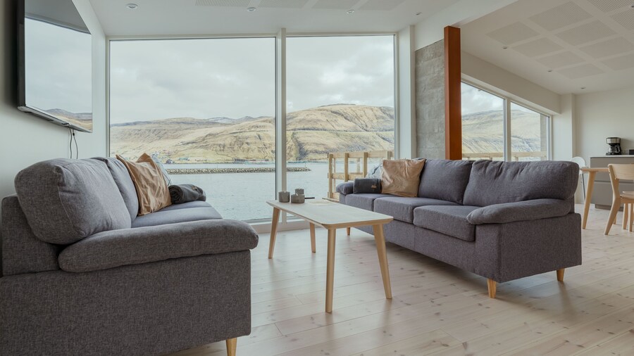 Seaside Nest | Charming Waterfront Retreat