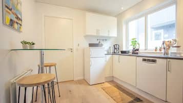 Apartemen Standar | Dapur pribadi | Lemari es besar, oven, kompor, dan mesin pencuci piring