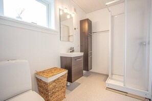 Standard Apartment | Bathroom | Shower, hair dryer, towels, soap - Lovely Apartment In The Heart Of Tórshavn (Tórshavn)