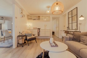 Apartamento estándar | Zona de estar | Una televisión