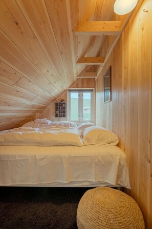 Traditional House | 2 bedrooms, desk