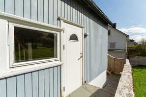Property entrance - Charming 2Br Retreat In Vestmanna (Vestmanna)