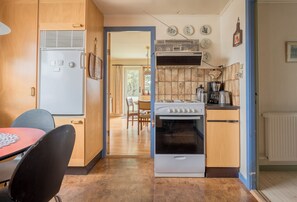 Standard-talo | Yksityinen keittiö | Täysikokoinen jääkaappi, uuni, liesi, astianpesukone