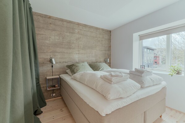 Cortinas blackout, wifi gratis y ropa de cama