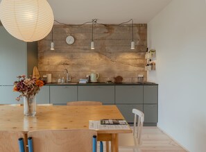 Refrigerador con freezer, horno, placa de cocina, lavavajillas