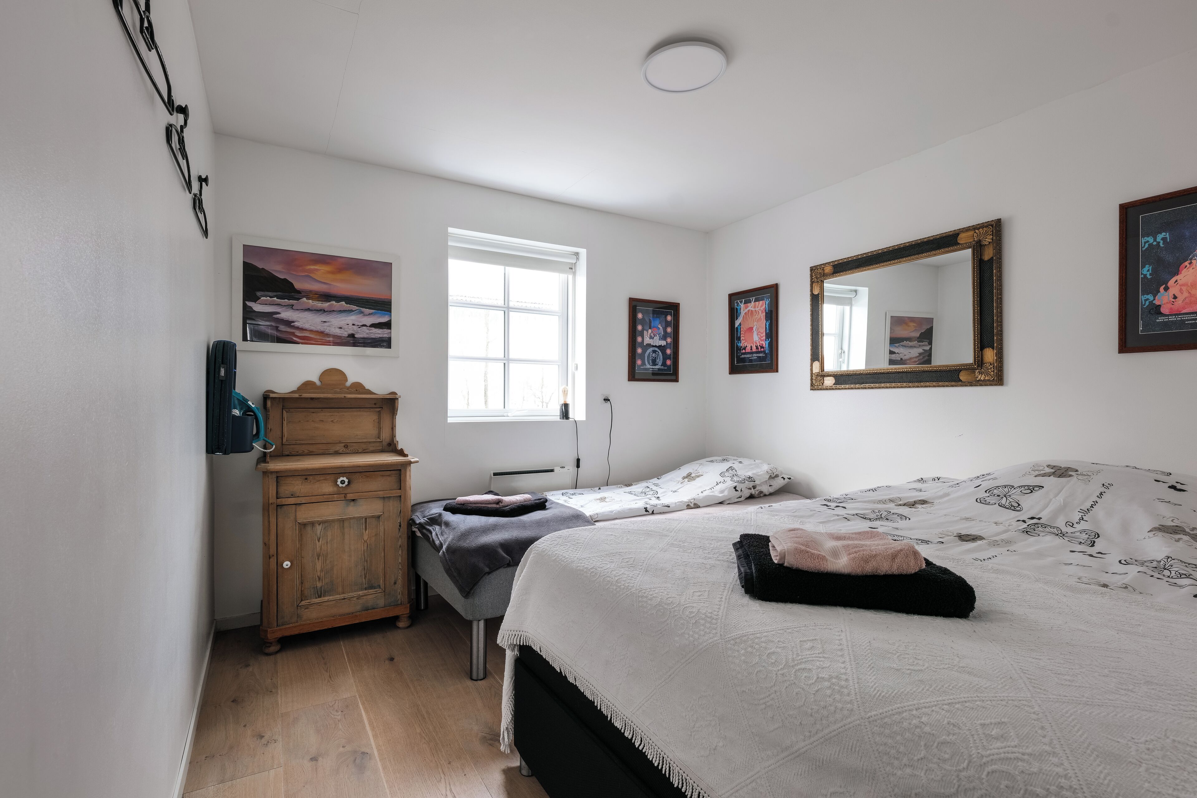 House | 2 bedrooms, blackout curtains, iron/ironing board, free WiFi