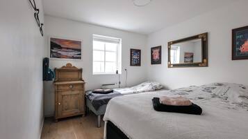 House | 2 bedrooms, blackout curtains, iron/ironing board, free WiFi