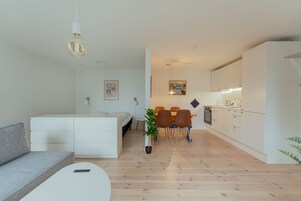 标准开间 | 起居区 | 43-英寸电视（配备数码频道）