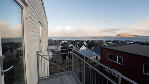 A residential area with houses and a view of the sea. - Charming Artistic Retreat | Panoramic View (Hoyvík)