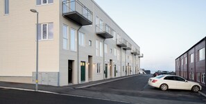 Free self parking - Charming Artistic Retreat | Panoramic View (Hoyvík)
