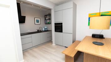 Apartment | Dapur peribadi | Peti sejuk/penyejuk beku saiz penuh, pembancuh kopi/teh, cerek elektrik