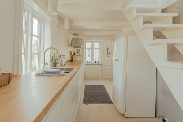 Full-sized fridge, oven, stovetop, dishwasher - Charming Retreat In The Heart Of Tórshavn (Tórshavn)