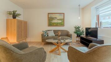 Căn hộ | Phòng khách | Smart TV 43-inch có truyền hình kỹ thuật số