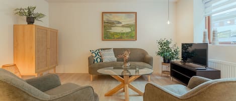 Apartamento | Sala de estar | Smart TV de 43 pulgadas con canales digitales