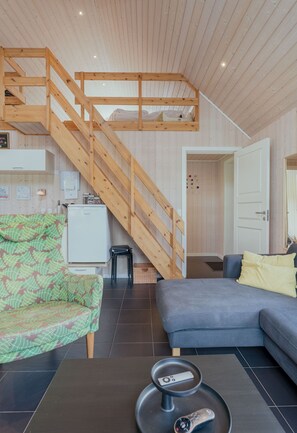 標準獨棟房屋 | 起居區 | 43-吋平面電視，提供數位頻道