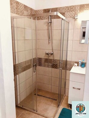 Een douche, een haardroger, handdoeken