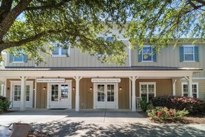 Exterior - Your Sanctuary: 1 Bedroom Luxury Flat for 4 Guests (North Myrtle Beach)