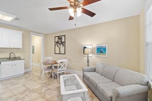 TV - Charming 1 Bedroom Flat with Resort Amenities (North Myrtle Beach)