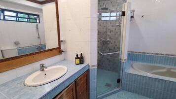Executive Villa, Multiple Bedrooms, Garden View | Bilik Mandi | Kelengkapan dandanan diri percuma, pengering rambut, tisu tandas