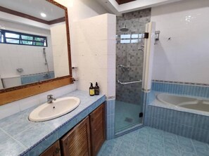 Executive-Villa, Mehrere Schlafzimmer, Gartenblick | Badezimmer | Kostenlose Toilettenartikel, Haartrockner, Toilettenpapier