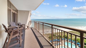 Ein Balkon mit Blick auf Strand und Pool.