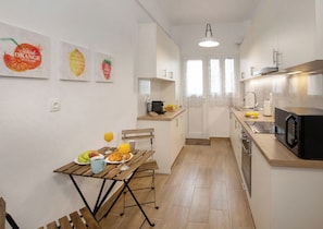 Apartamento conforto, 2 quartos | Cozinha privada | Geladeira grande, fogão, cooktop, talheres/pratos/utensílios de cozinha