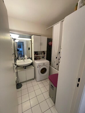 Secadora de cabello, toallas, jabón, papel de baño 