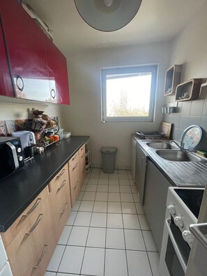 Refrigerador, microondas, lavavajillas y utensilios de cocina 