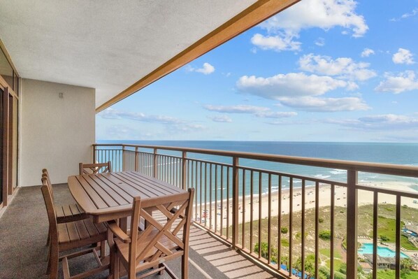 屋外ダイニングエリア