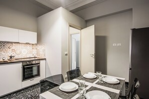 Appartement, balkon | Privékeuken | Een koelkast met diepvriezer, een oven, een kookplaat