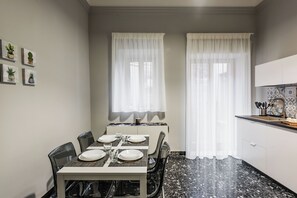 Full-sized fridge, oven, stovetop, cookware/dishes/utensils - Namarì Apartment by Wonderful Italy (Catania)