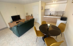 Classic Apartment, Courtyard View | Private kitchen - Buk City Apartments  (Buk)
