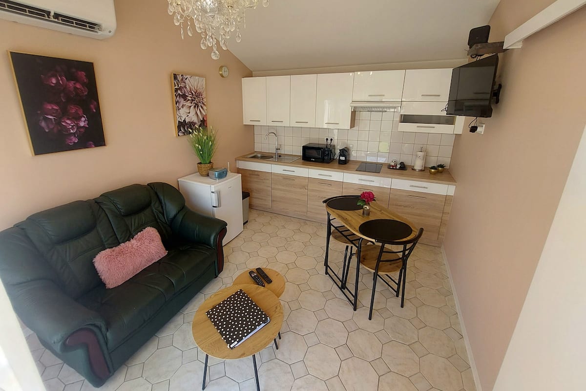Romantik-lejlighed - udsigt til have | Privat køkken | Køleskab, mikrobølgeovn, kogeplade, espressomaskine
