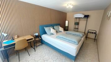 Apartamento clásico, vistas al patio | 1 dormitorio, decoración individual, escritorio