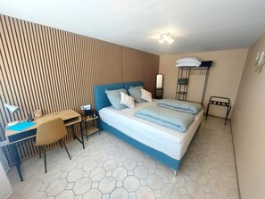 Klassiek appartement, uitzicht op binnenplaats | 1 slaapkamer, individueel gedecoreerd, een bureau, een laptopwerkplek