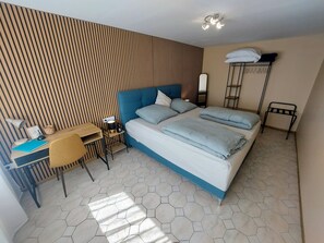 Klassiek appartement, uitzicht op binnenplaats | 1 slaapkamer, individueel gedecoreerd, een bureau, een laptopwerkplek