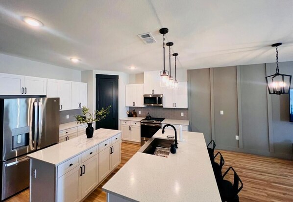 Private kitchen - Loft, New Luxurious Large 3BR, Sleeps 9 + Parking (Princeton)