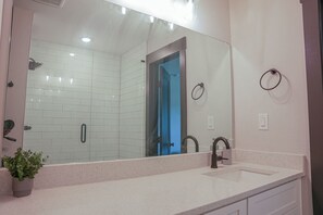 Shower, hair dryer - Loft, New Luxurious Large 3BR, Sleeps 9 + Parking (Princeton)