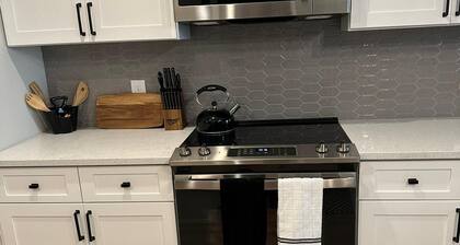 Loft, New Luxurious Large 3BR, Sleeps 9 + Parking