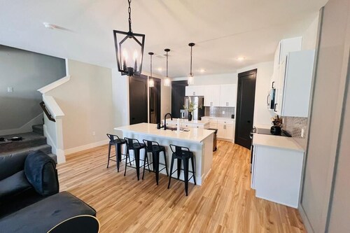 Loft, New Luxurious Large 3BR, Sleeps 9 + Parking