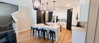 Loft, New Luxurious Large 3BR, Sleeps 9 + Parking