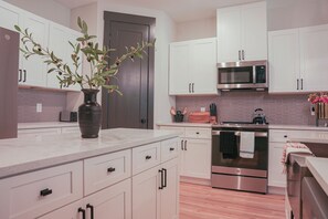 Microwave, oven, dishwasher, coffee/tea maker - Loft, New Luxurious Large 3BR, Sleeps 9 + Parking (Princeton)
