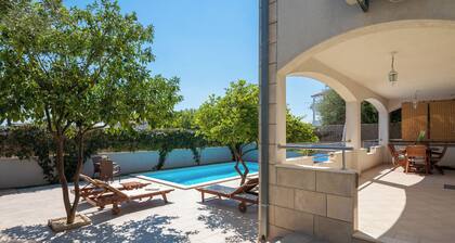 Sunshine Holiday Home