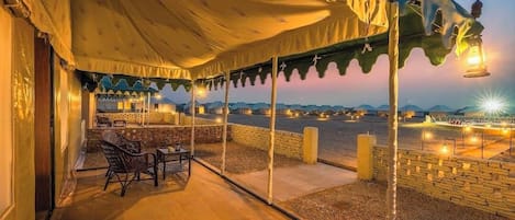 Tente Classique, balcon, vue sur le désert | Coin séjour