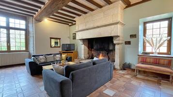 Televisie, een open haard en een tafeltennistafel