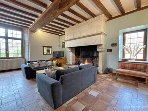 TV, fireplace, ping pong