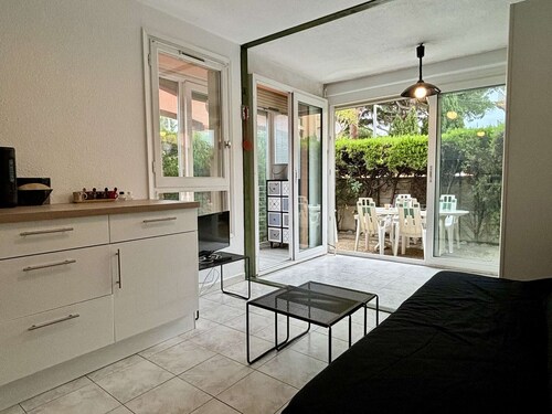 Cozy 2-Room Apartment Near Beach with Terrace, Pool & Parking