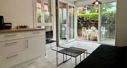 Cozy 2-Room Apartment Near Beach with Terrace, Pool & Parking