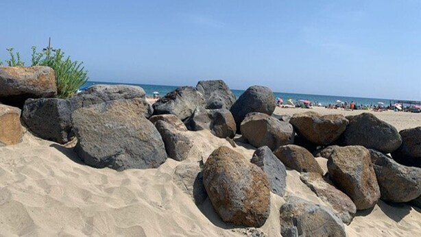 A beach with large rocks and a clear view of the ocean. - Charming 3-Room, 6 Pers., Sea Front, Parking (Cap d'Agde)