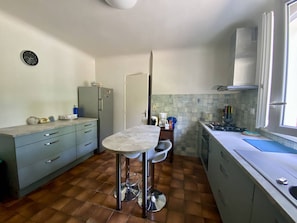 Fridge, microwave, oven, dishwasher - Charming Individual House in Basque Country, 8 Guests, Near Cambo Les Bains, Pet-Friendly, Free WiFi (Macaye)
